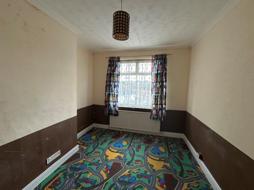 Lot: 123 - FIVE-BEDROOM DETACHED HOUSE WITH GARAGE AND GARDEN FOR IMPROVEMENT - Bedroom